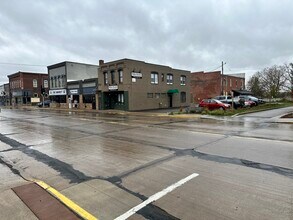516 Broadway St S in Menomonie, WI - Foto de edificio - Building Photo
