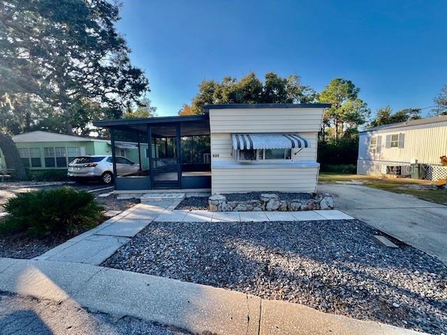 825 Oakwood Dr in Tarpon Springs, FL - Building Photo