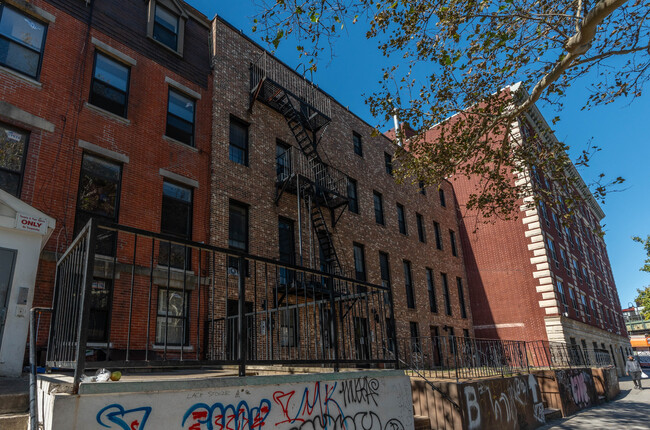 22 Patchen Ave in Brooklyn, NY - Foto de edificio - Building Photo