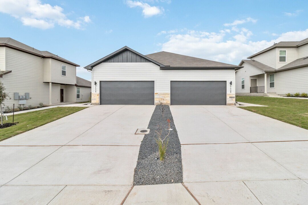 312 Cross Barn Blvd in Buda, TX - Building Photo