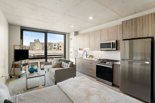 4693 N Broadway in Chicago, IL - Building Photo