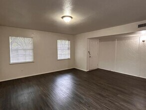 434 Clover Ln in Garland, TX - Foto de edificio - Building Photo