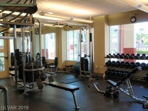 83 E Agate Ave, Unit 204 in Las Vegas, NV - Foto de edificio - Building Photo