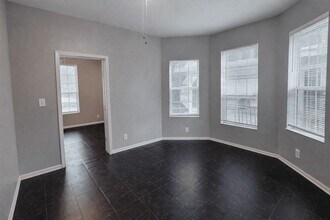 511 W Cleveland St in Alvin, TX - Building Photo - Building Photo