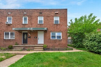 1722 Yakona Rd in Parkville, MD - Foto de edificio - Building Photo