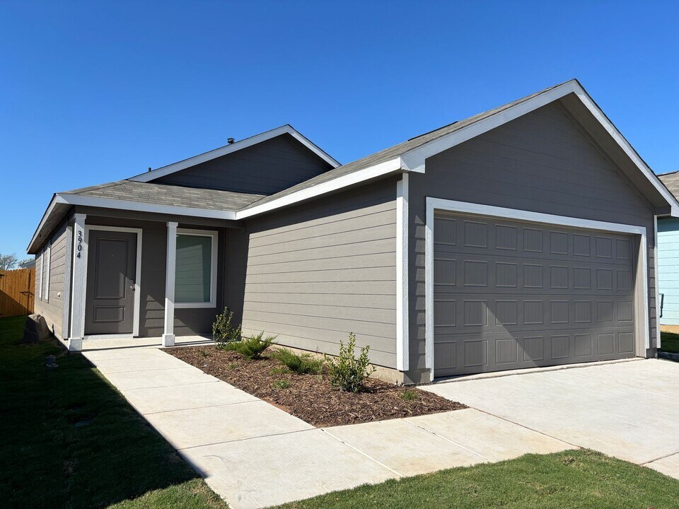 3904 Pontchartrain Pkwy in Sherman, TX - Building Photo