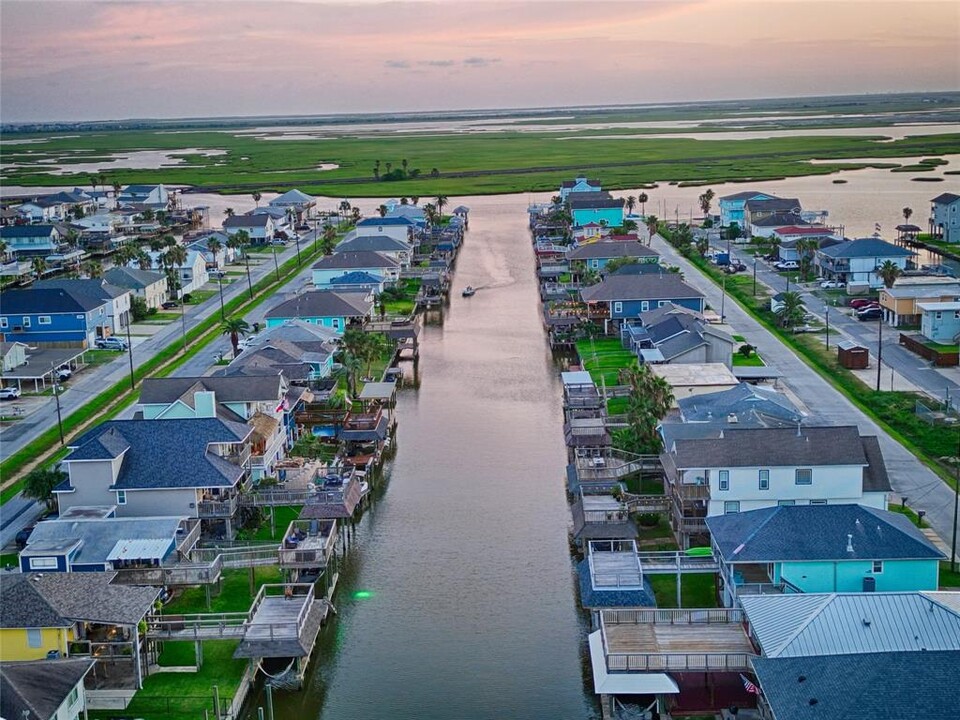 78 Tarpon St in Hitchcock, TX - Foto de edificio