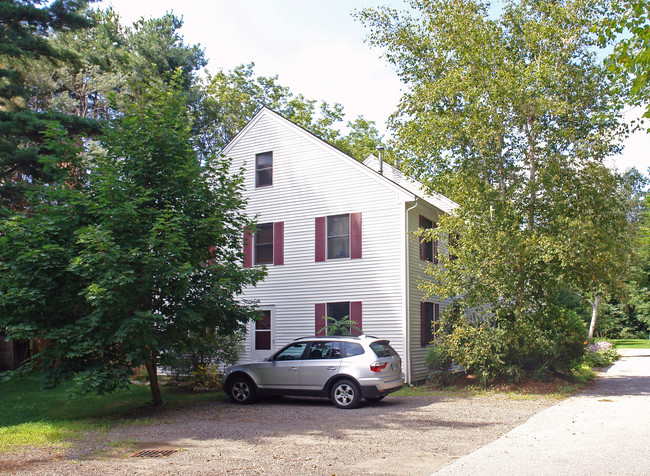 98 Amherst St in Milford, NH - Foto de edificio - Building Photo