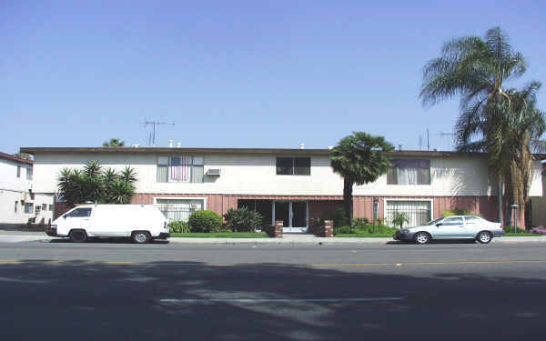 10334 Paramount Blvd in Downey, CA - Building Photo - Building Photo