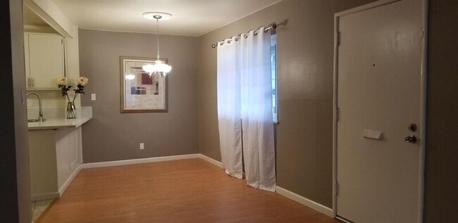 3208 Hurley Way in Sacramento, CA - Building Photo - Building Photo