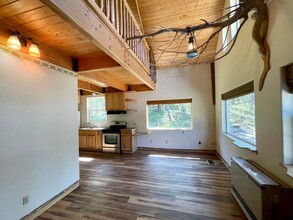 38739 Fannie Mae Ave in Sterling, AK - Foto de edificio - Building Photo