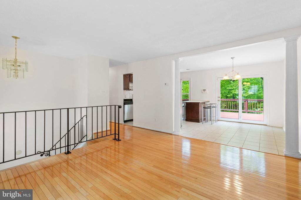 7700 Newington Forest Ave in Springfield, VA - Building Photo