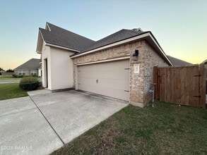 401 Eastwood Dr in Lafayette, LA - Foto de edificio - Building Photo