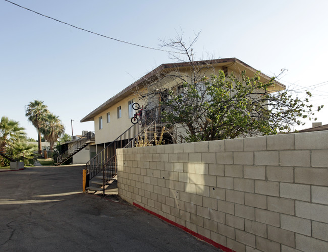 500 Francis St in Bakersfield, CA - Foto de edificio - Building Photo