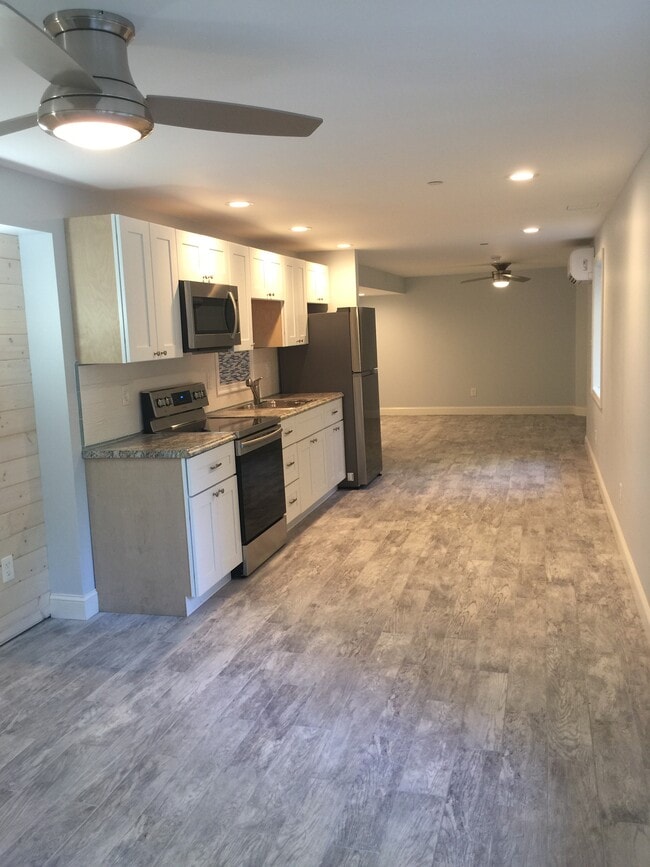 16 Sherwood Dr in Shoreham, NY - Foto de edificio - Building Photo