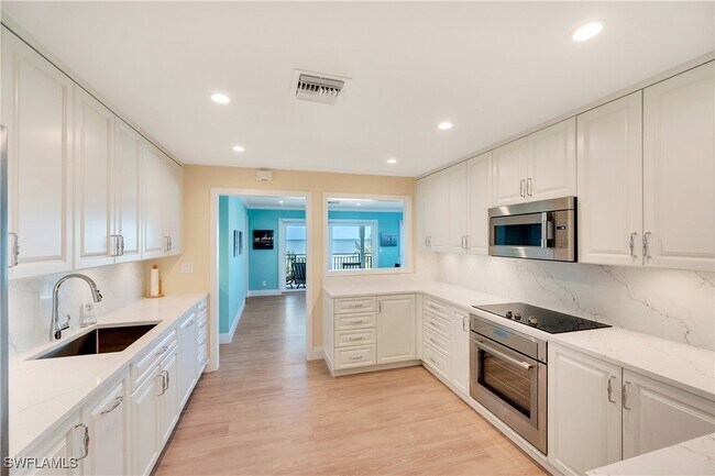 property at 1065 Gulf Shore Blvd N