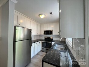 1948 Lynnwood Dr in Charlotte, NC - Foto de edificio - Building Photo