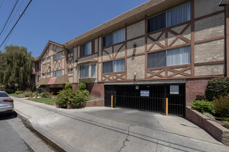 London Arms -14100-14030 CHADRON AVE in Hawthorne, CA - Building Photo - Building Photo