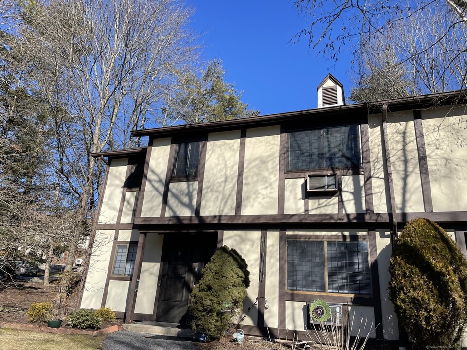 31 Andover Ct in Brookfield, CT - Building Photo