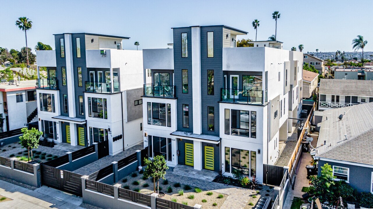 4532 St Charles Pl in Los Angeles, CA - Building Photo