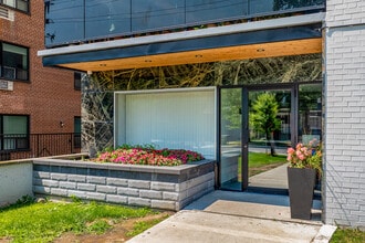 82 Warren Rd in Toronto, ON - Building Photo - Building Photo