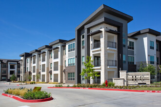 Hunters Creek Apartments in Denton, TX - Foto de edificio - Building Photo