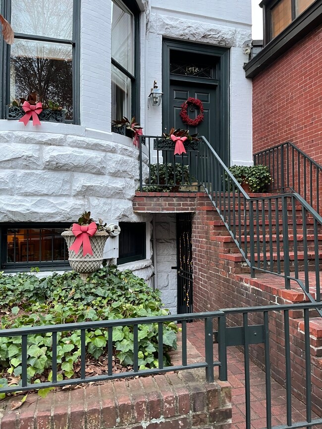 1340 31st St NW, Unit Georgetown Garden Apt in Washington, DC - Foto de edificio - Building Photo