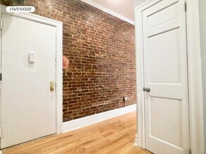 370 Manhattan Ave in New York, NY - Building Photo - Building Photo
