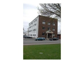 261 Pine St in Manchester, NH - Building Photo - Building Photo