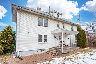 106 Sadler Rd in Bloomfield, NJ - Building Photo - Building Photo