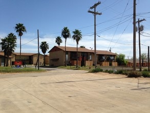 Summer Hill Apartments in Cotulla, TX - Foto de edificio - Building Photo