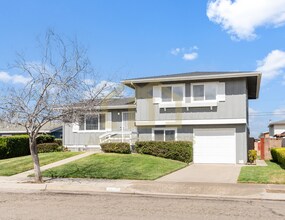 1505 W Cherry Ave in Lompoc, CA - Foto de edificio - Building Photo