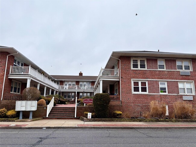 215 W Broadway in Long Beach, NY - Building Photo - Building Photo