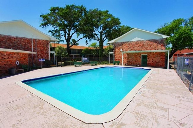 Colonial in Houston, TX - Foto de edificio - Building Photo