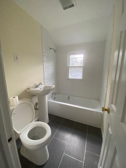 244 Woodlawn Cir in East Hartford, CT - Building Photo - Building Photo