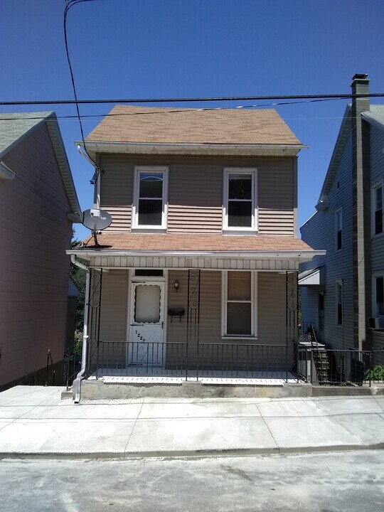 1227 Pulaski Ave in Coal Township, PA - Foto de edificio