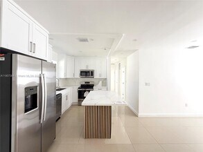 631 NE 171 St in North Miami Beach, FL - Building Photo - Building Photo