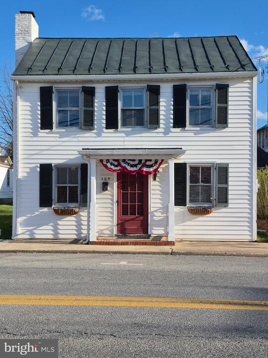 105 E Congress St in Charles Town, WV - Building Photo