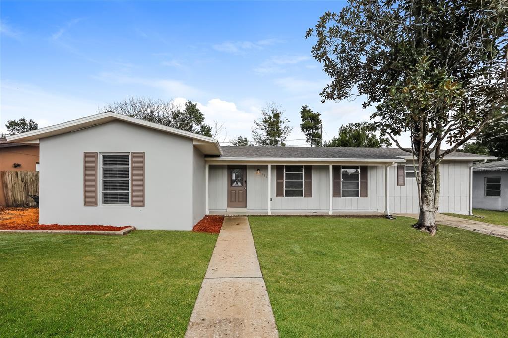 686 Hager St in Deltona, FL - Foto de edificio
