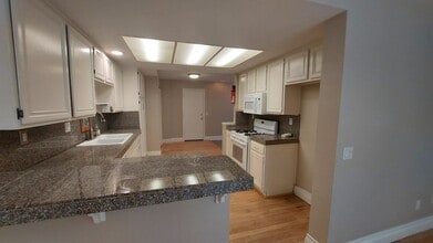 13582 Sweetshade Way in Tustin, CA - Foto de edificio - Building Photo