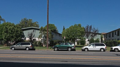 Woodman Gardens in Van Nuys, CA - Foto de edificio - Building Photo