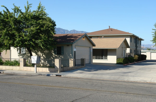 525-529 Acacia Rd in Santa Paula, CA - Foto de edificio - Building Photo