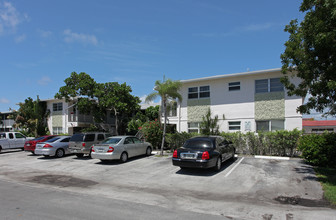 Chateau Arms in Pompano Beach, FL - Building Photo - Building Photo