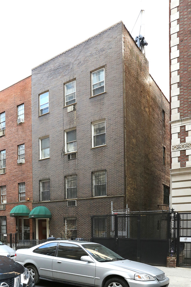 241 E 18th St in New York, NY - Building Photo - Building Photo