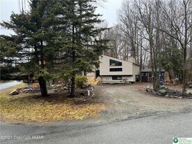 3322 Woodland Dr in Tobyhanna, PA - Building Photo