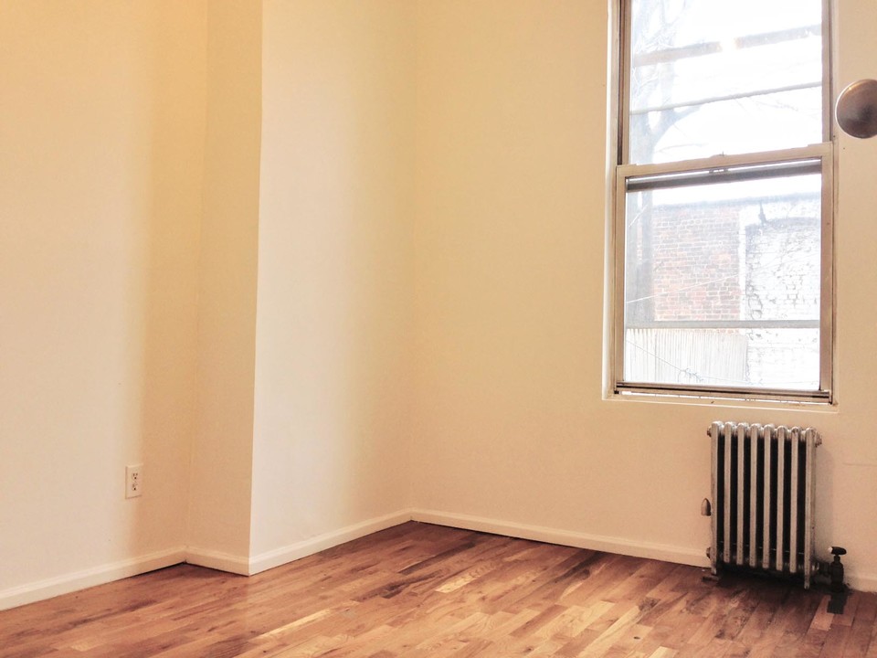 True 3bed On Meserole Ave in Brooklyn, NY - Building Photo