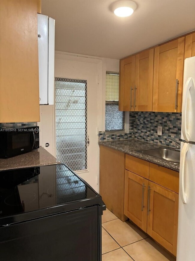 1821 NE 168th St in North Miami Beach, FL - Building Photo - Building Photo