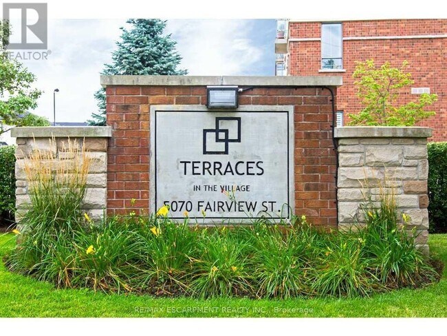 5070 Fairview St in Burlington, ON - Building Photo - Building Photo