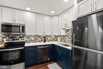 3245 Rio Dr in Falls Church, VA - Foto de edificio - Building Photo
