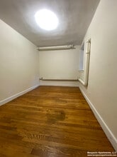 1589 Beacon St, Unit B in Brookline, MA - Foto de edificio - Building Photo